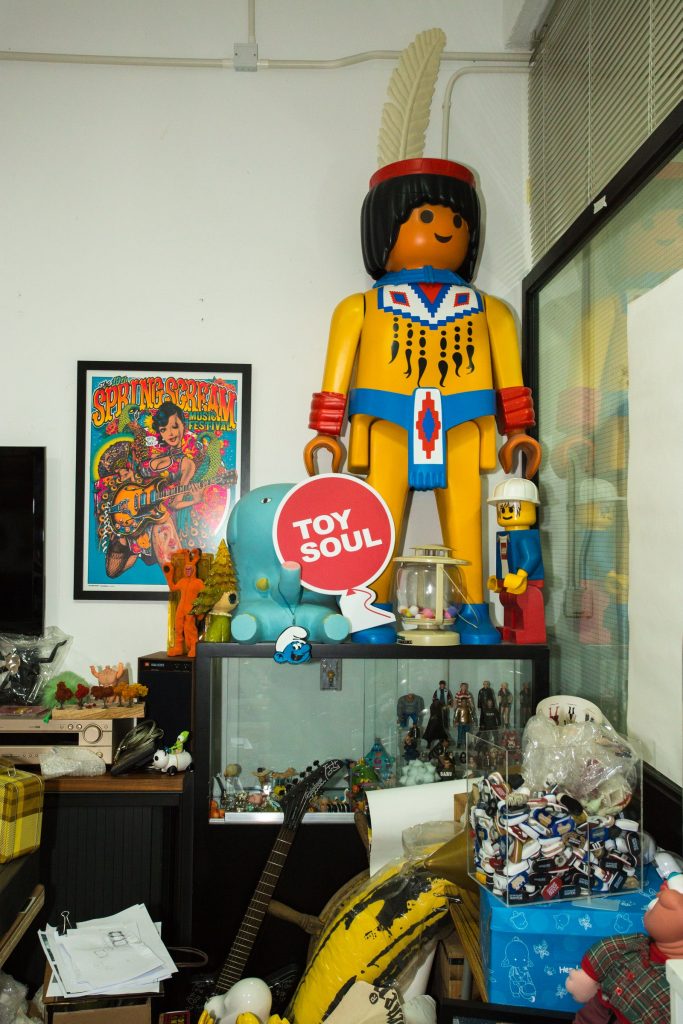 辦公室的一角放置著林林總總的玩具，也見證著公司的成功。
