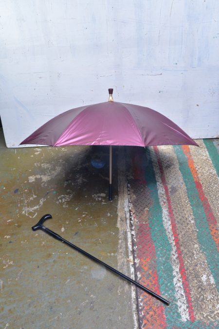 現時雨傘的種類繁多，這種專為老人設計的拐杖雨傘也大行其道。