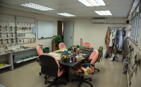 小小的工作室內，掛滿數碼印花及皮革的工具和用料，方便買家前來選購。