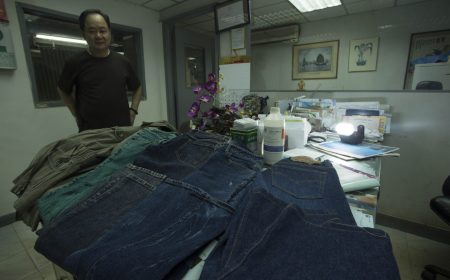 為迎合市場的需要，新聯盛生產及調配了不同款式的牛仔褲及恤衫。
