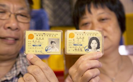 吳氏夫婦展示當年工廠仔、工廠妹的工作證，見證了香港昔日最輝煌的工業時代。