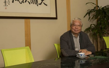 王忠桐先生身為「電子大王」，掌管過億企業的同時也熱心於社會公益事務，履行企業責任。