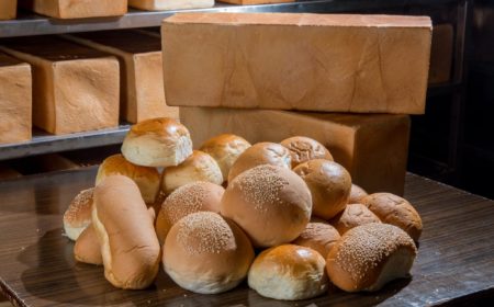 除了方包外，廠內還製作不同種類的麵包，主要向附近餐廳供貨。