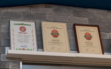 門神手工啤酒除了曾奪得本港的啤酒獎項的，去年揚威國際，獲頒發亞洲獎項。