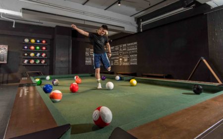 想不到由美式桌球(Pool)與足球(Soccer) 融合的Pool Soccer在港大行其道，成了新式的娛樂運動。