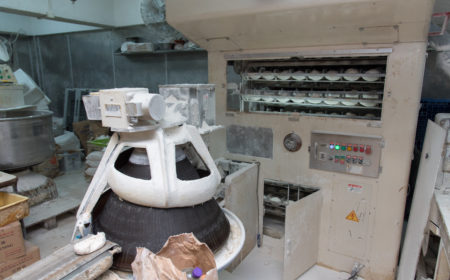 每個麵包經師傅人手調配材料後，將會放在大型烘焙機製作。